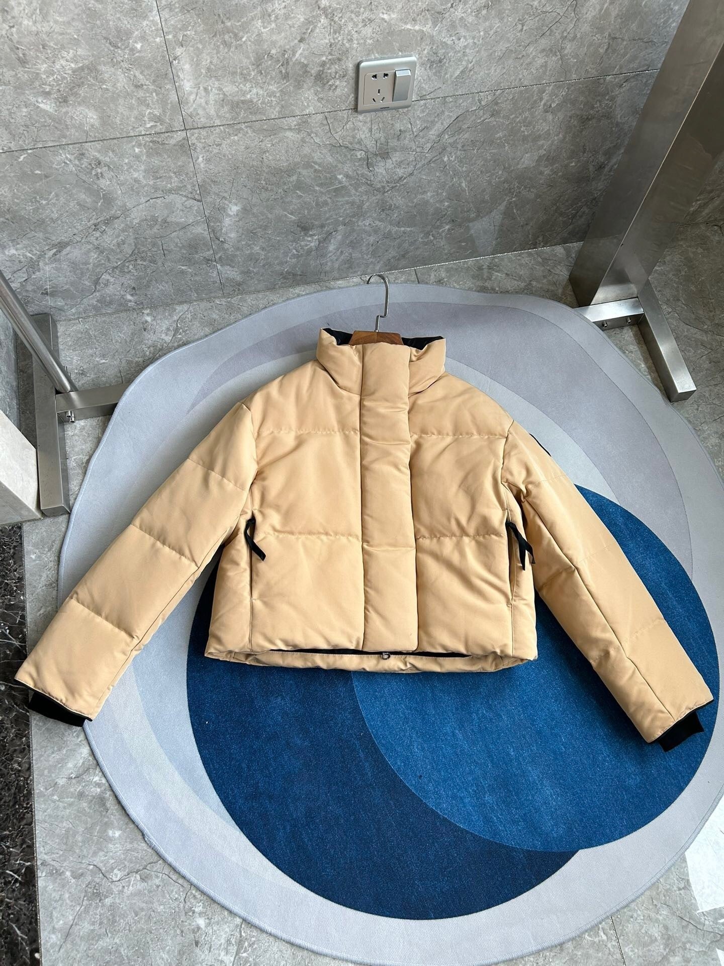 WOMEN’S CROPPED PADDED PUFFER JACKET WITH STAND COLLAR