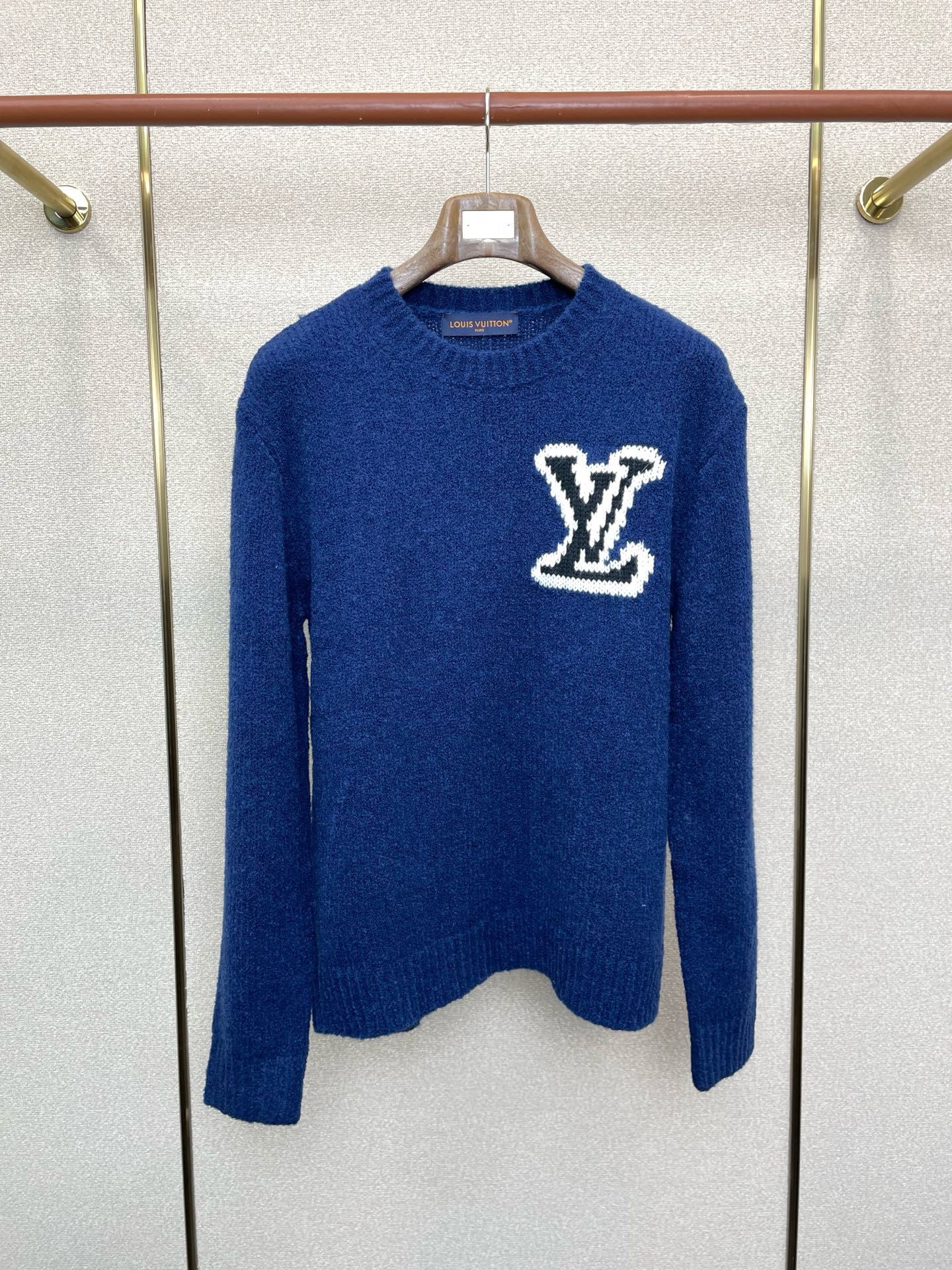 SOFT KNIT CREWNECK SWEATER WITH CONTRAST LETTER DETAIL