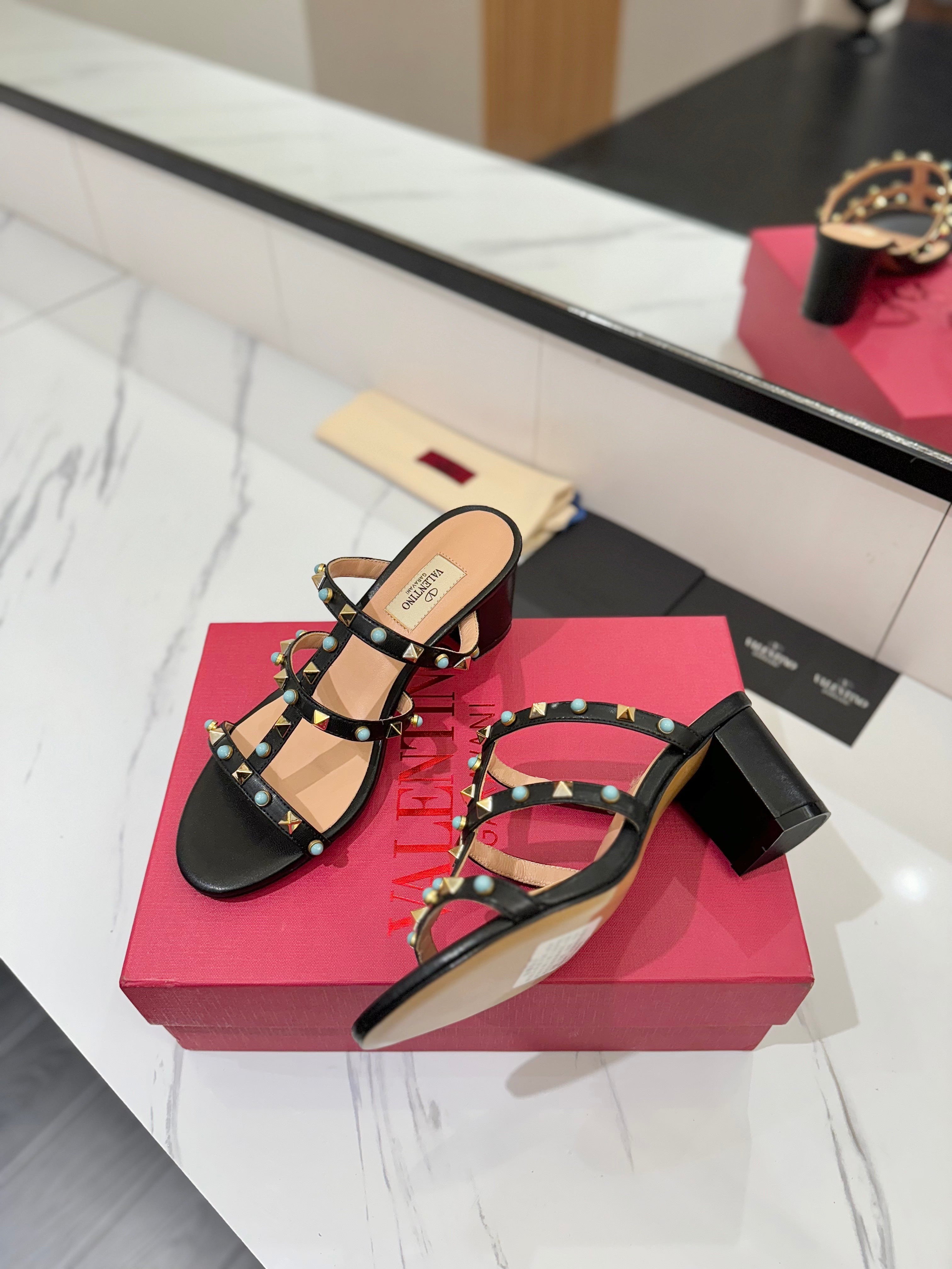 STUDDED STRAP MID-HEEL SANDALS – BLACK WITH TURQUOISE DETAILS