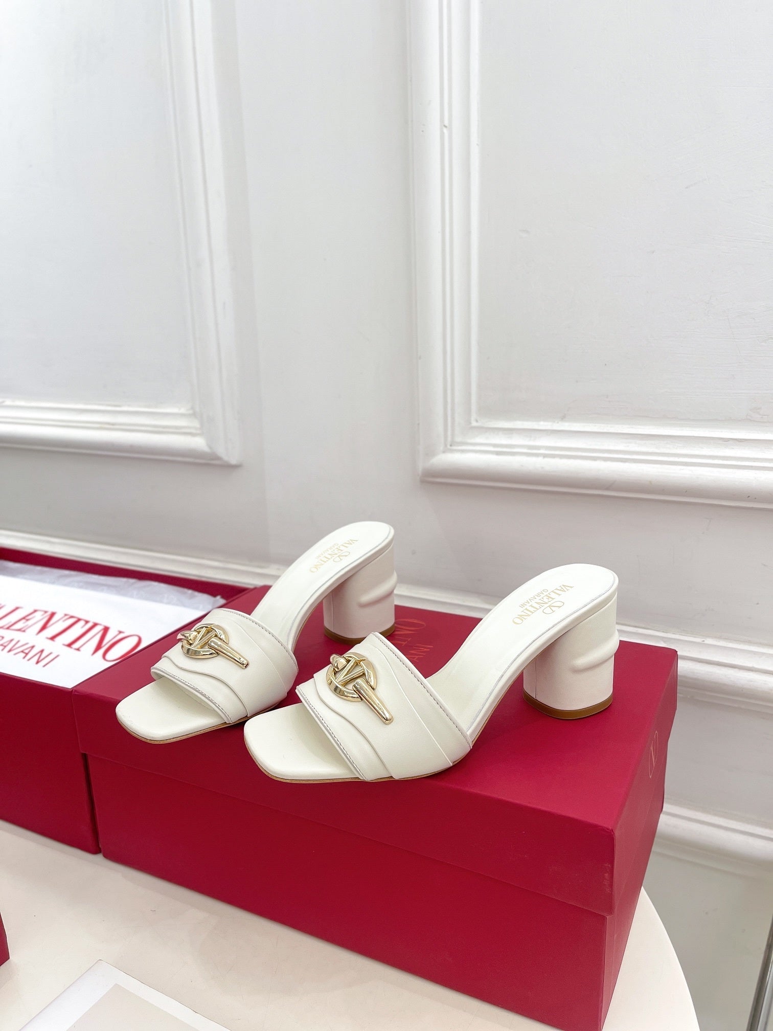 MID-HEEL SLIDE SANDALS – IVORY WITH GOLD-TONE HARDWARE