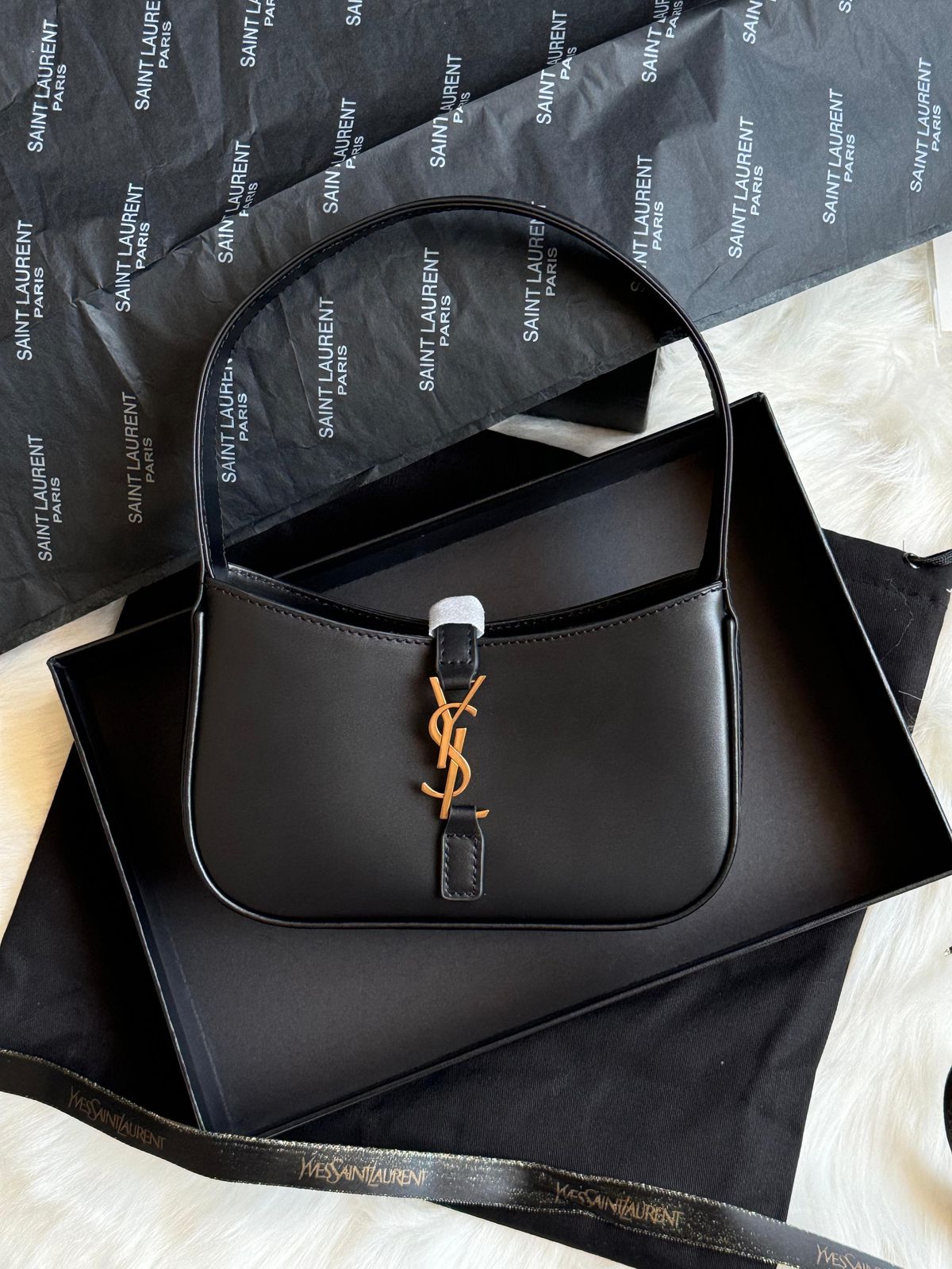 ELEGANT BLACK SHOULDER BAG WITH GOLD-TONE DETAIL