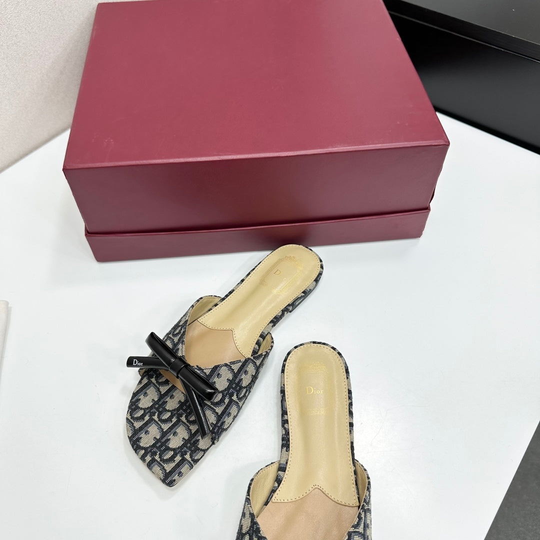MONOGRAM PRINT BOW DETAIL FLAT MULE SANDALS