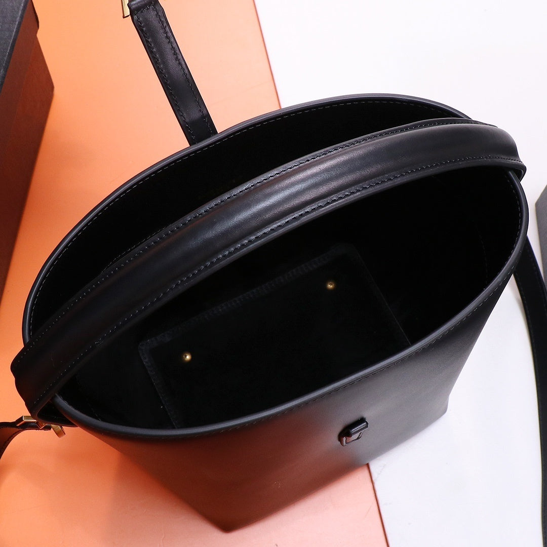 MINIMAL LEATHER SHOULDER BAG