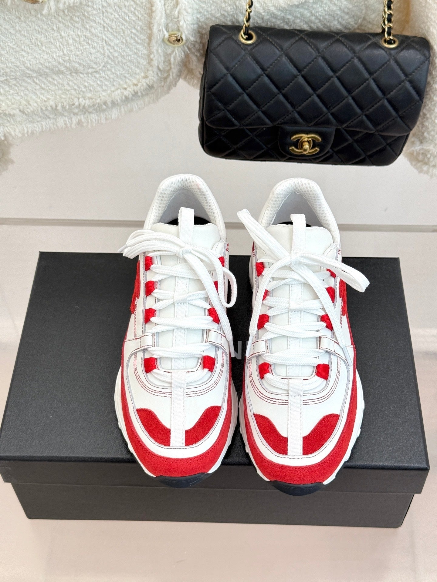 WHITE RED LOW-TOP SNEAKERS