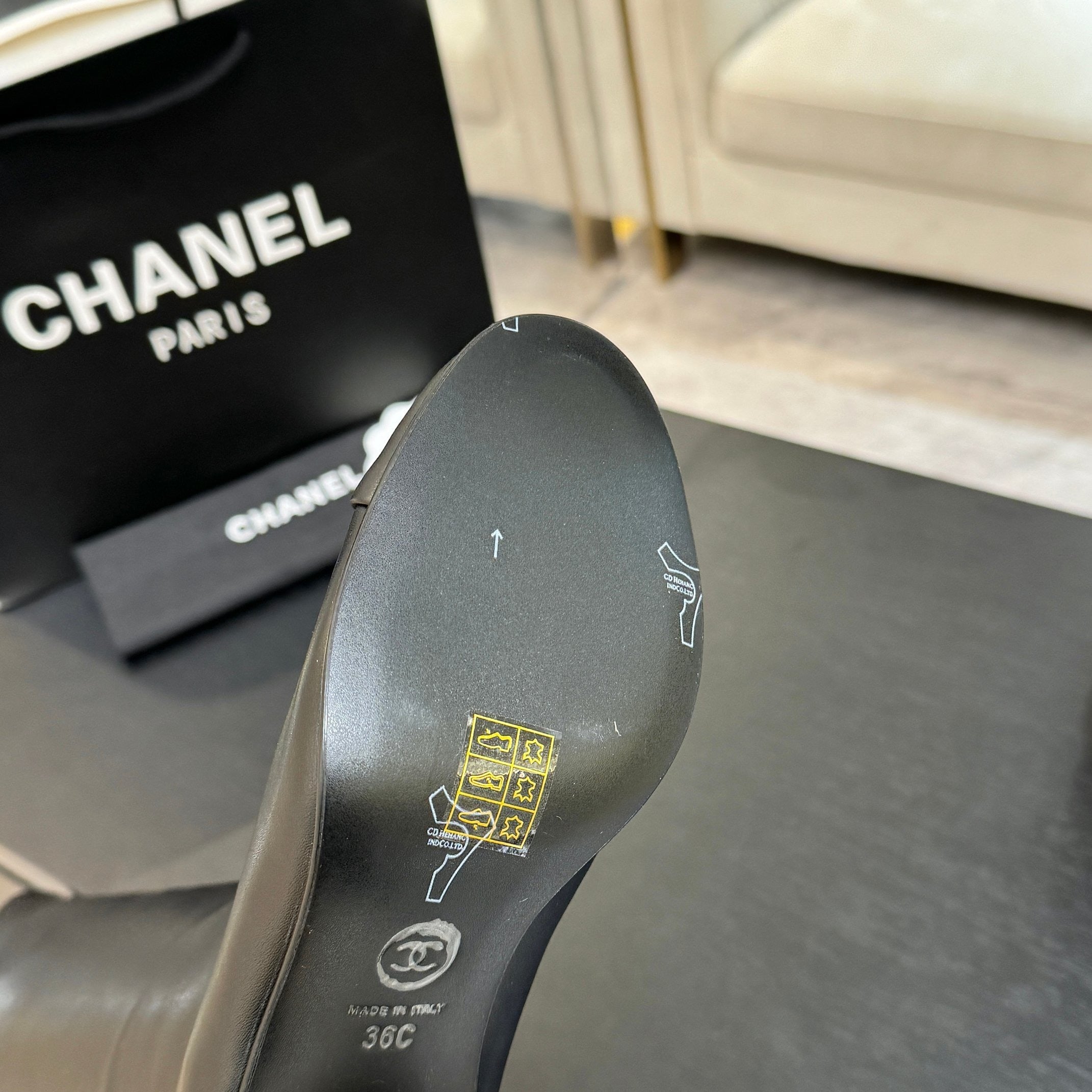 SCHWARZE LEDER-KNIEHOHE STIEFEL MIT SKULPTURELLEM ABSATZ