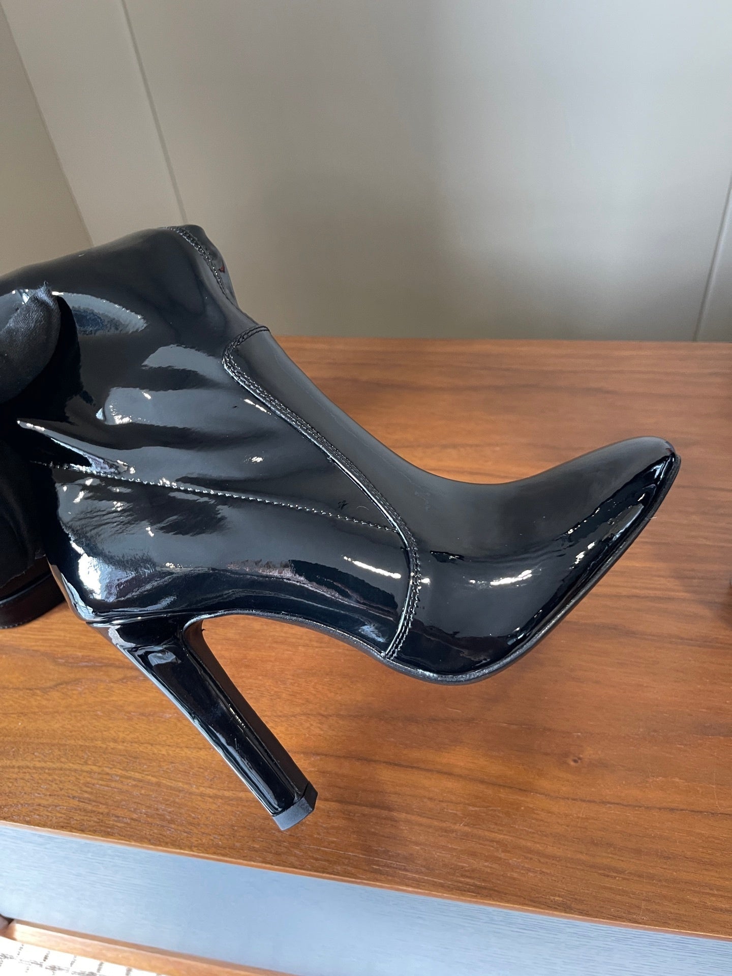 GLOSSY HIGH HEEL KNEE BOOTS