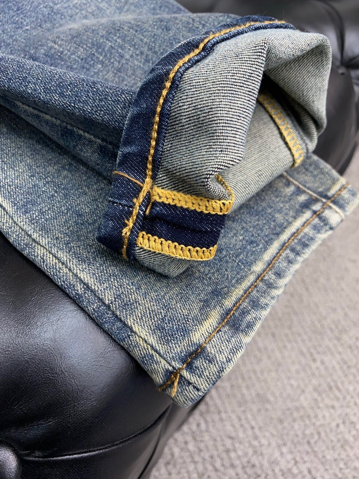 VINTAGE WASH LOGO PLAQUE DENIM JEANS