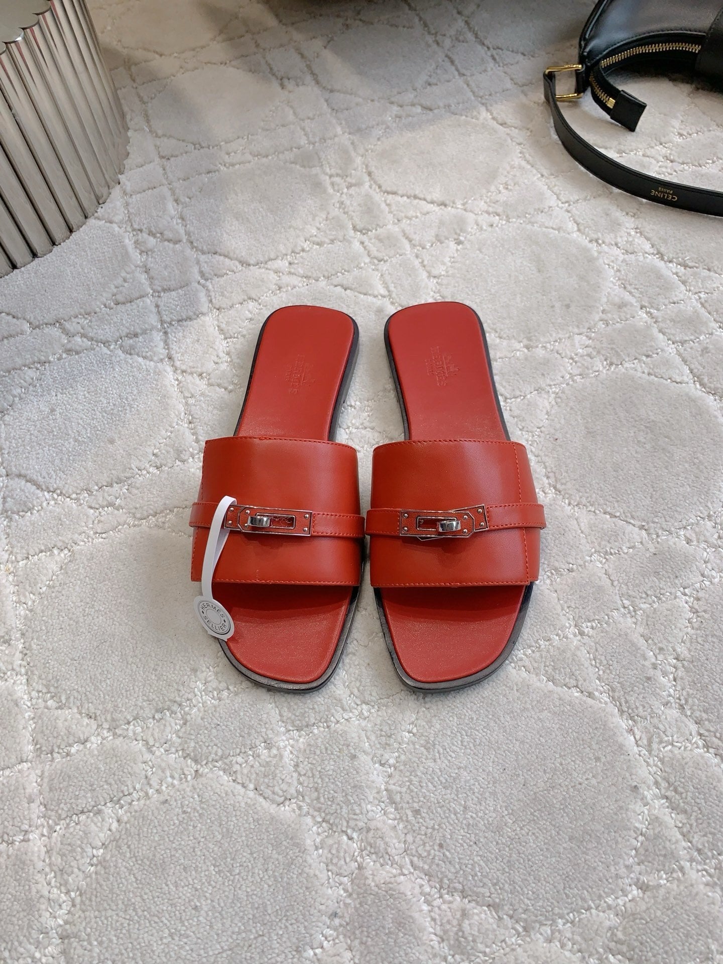FLAT SUMMER SLIDES WITH CLEAN STRAP AND METAL DETAIL