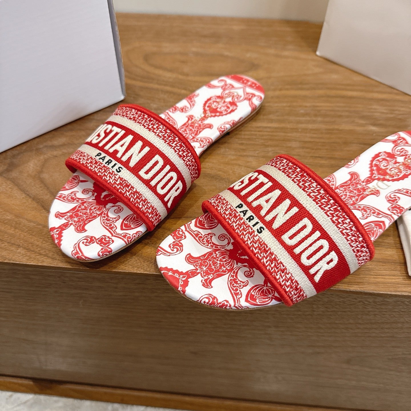 RED TOILE PRINT LOGO SLIDE SANDALS