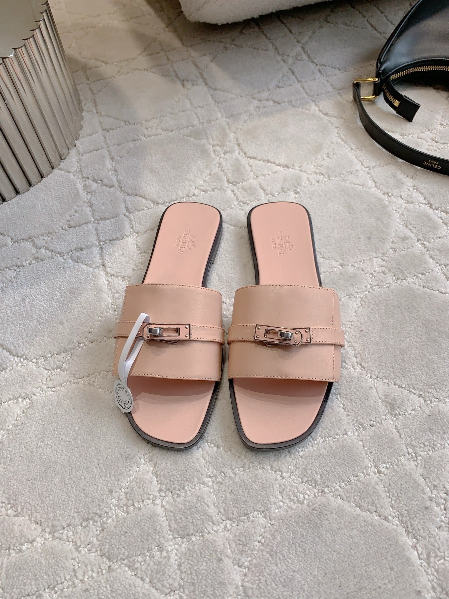 FLAT SUMMER SLIDES WITH CLEAN STRAP AND METAL DETAIL